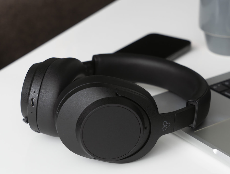 final-ux5000-headphones-black-lifestyle