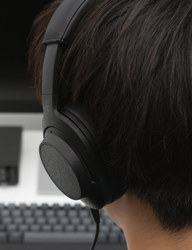 final-ux5000-headphones-black-on-ear