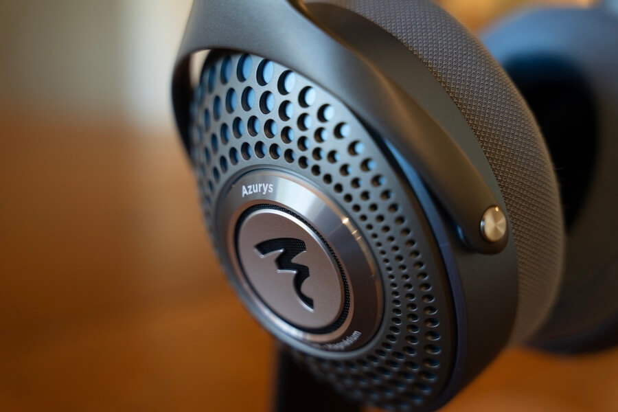 focal-azurys-headphones-closed-back-earcup-angle