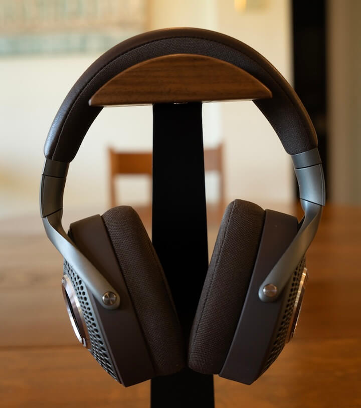 focal-hadenys-headphones-stand