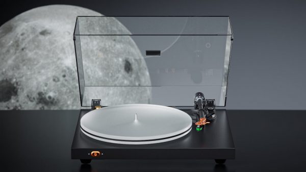 Fosi Audio Luna3 Turntable Front Black with moon in background