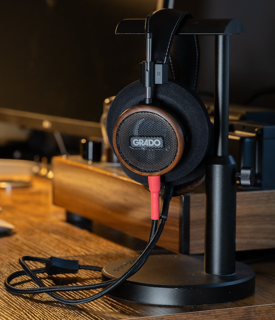 grado-labs-signature-s550-headphones-on-stand