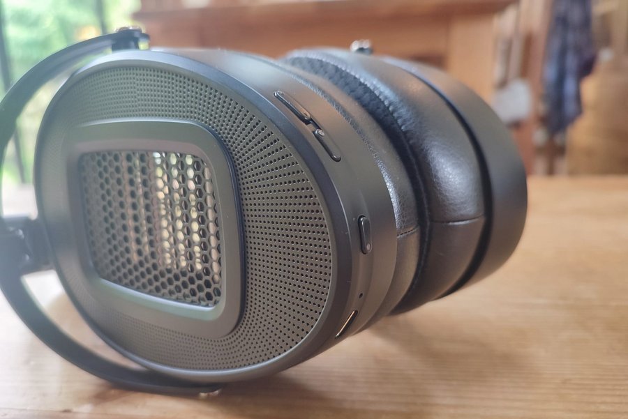 hifiman-arya-wifi-headphones-buttons