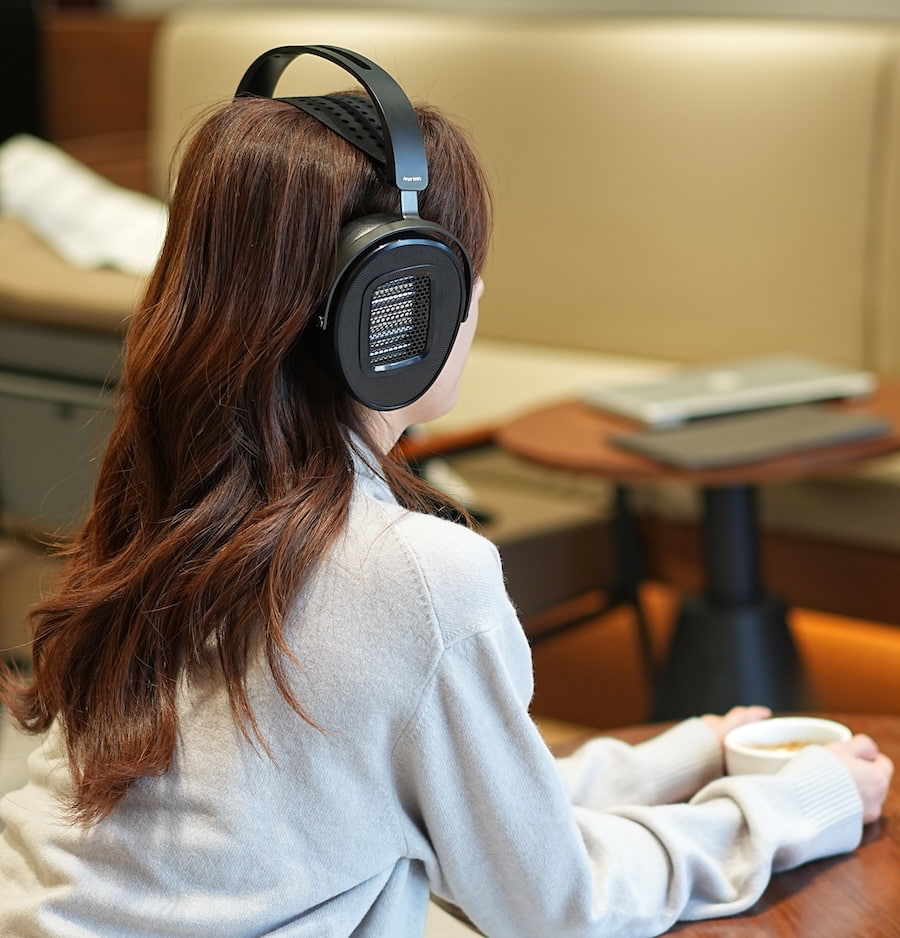 hifiman-arya-wifi-headphones-lifestyle-woman