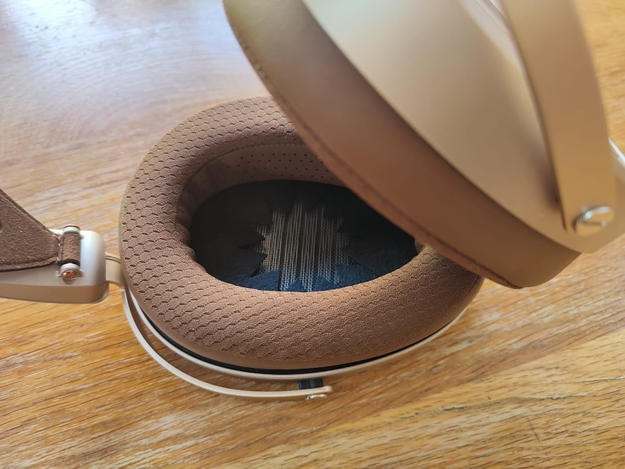 hifiman-he1000-wifi-headphones-earpad