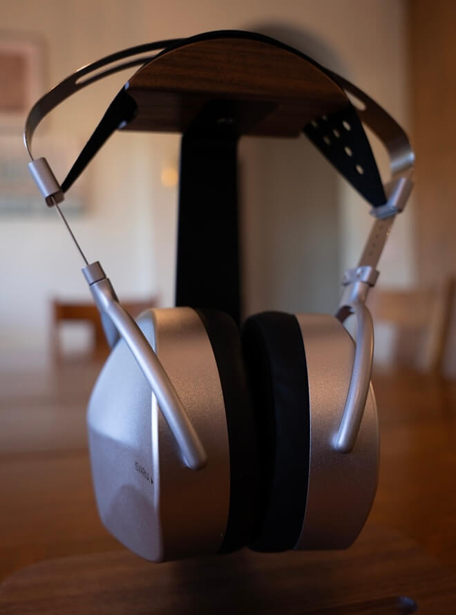 hifiman-isvarna-side-stand