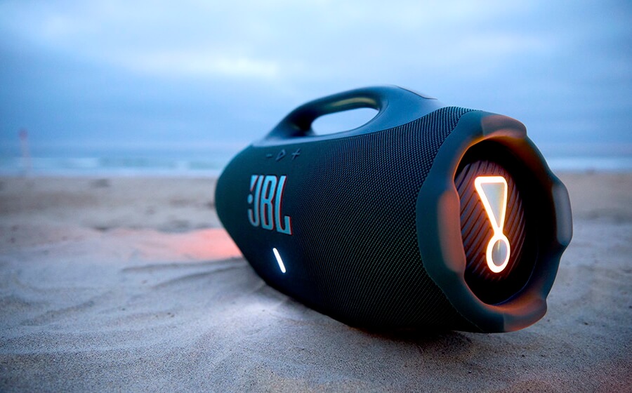 jbl-boombox-4-beach-lifestyle