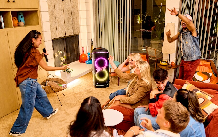 jbl-partybox-720-karaoke-lifestyle