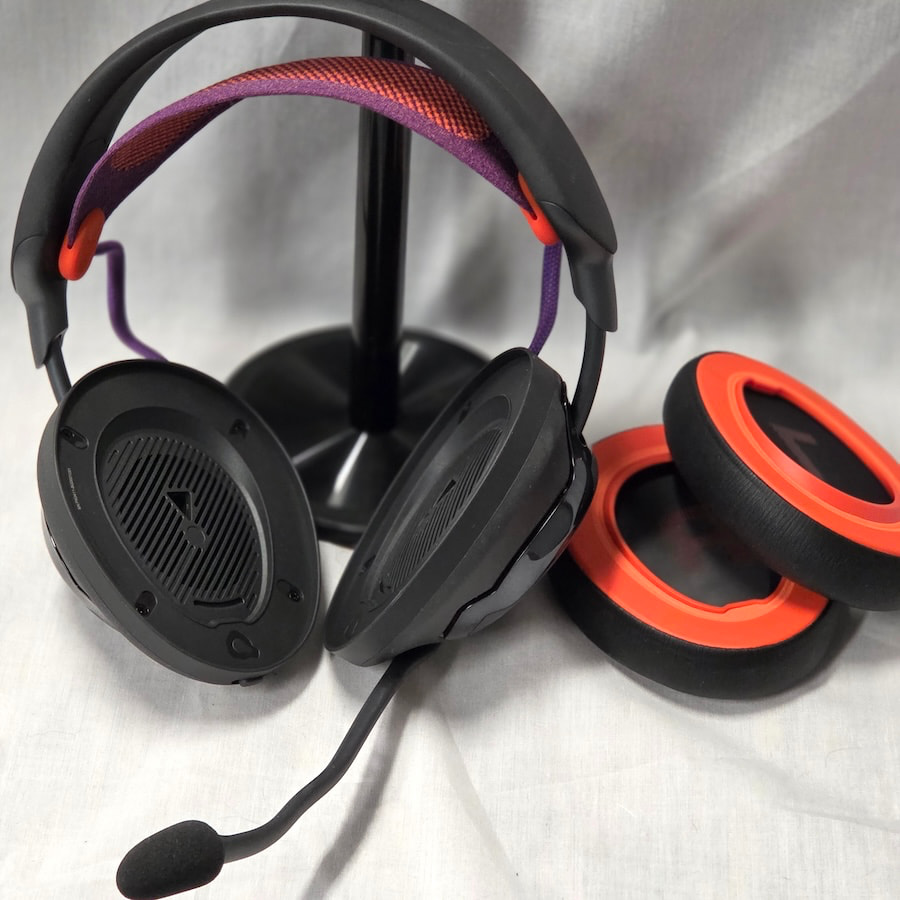 jbl-quantum-950x-wireless-gaming-headset-earpads-off