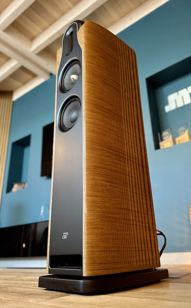 jmr-auralis-loudspeaker-lifestyle-low