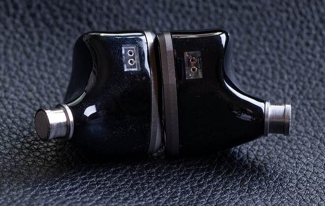 juzear-light-shuttle-iem-connection