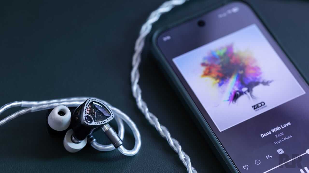 Juzear Light Shuttle IEMs Wired with phone