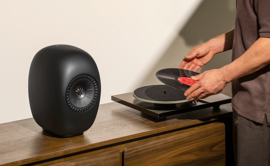 kef-ls-luxe-wireless-speaker-black-lifestyle-with-vinyl