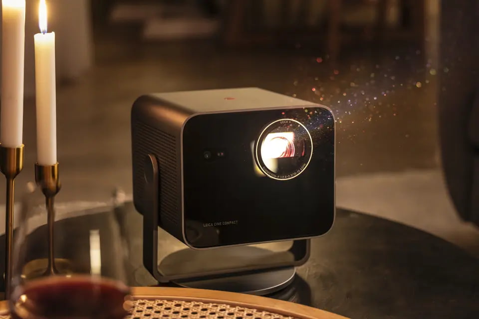 leica-cine-compact-1-projector-on