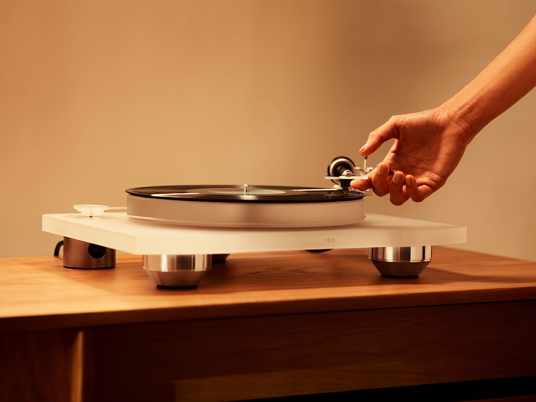 maratz-tt-15s1-turntable-lifestyle-vinyl