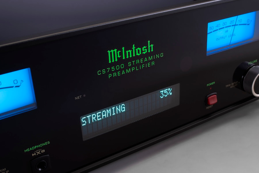 mcintosh-cs7500-streaming-preamplifier-displays