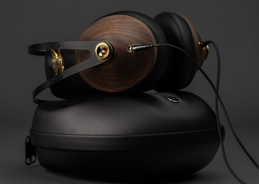 Meze Audio 99 Classics 2nd gen Headphones top case