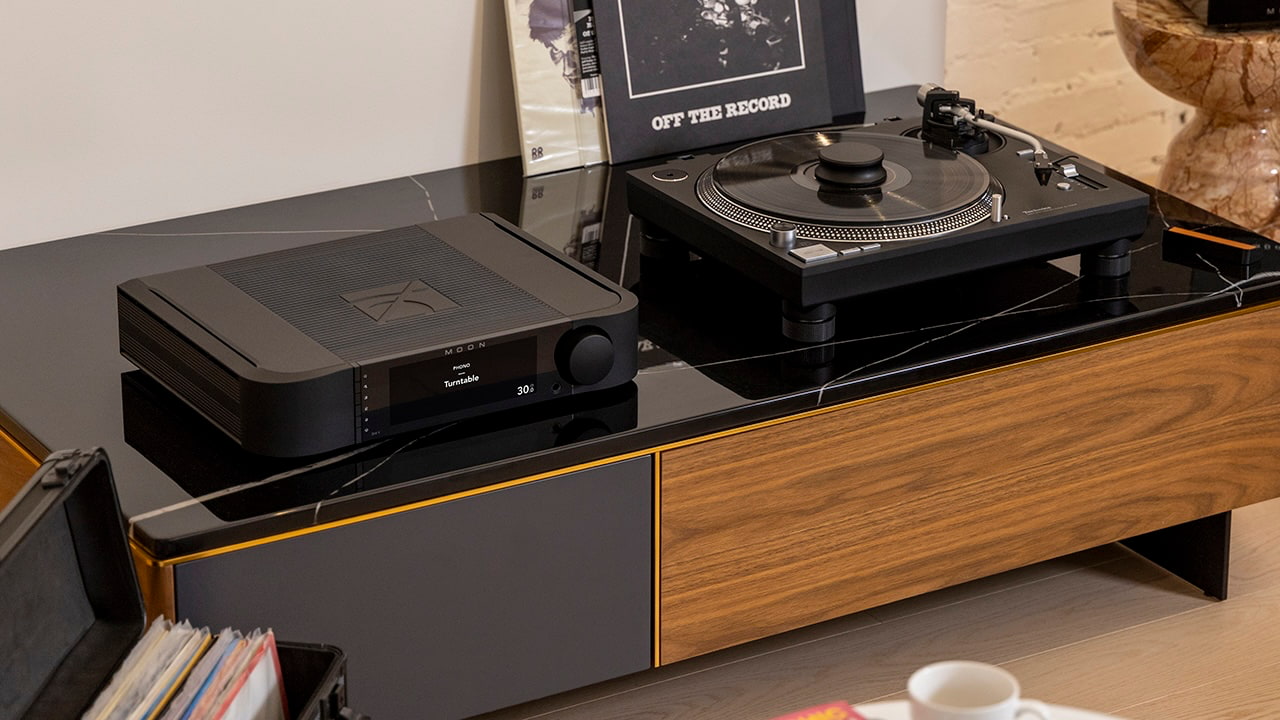 Moon 341 Integrated Amplifier Black Angle
