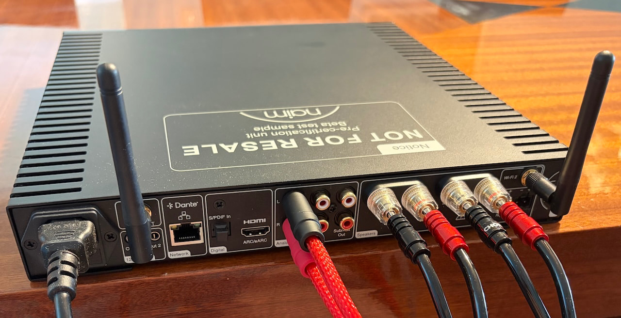 naim-audio-ci-uniti-102-rear-plugged-in