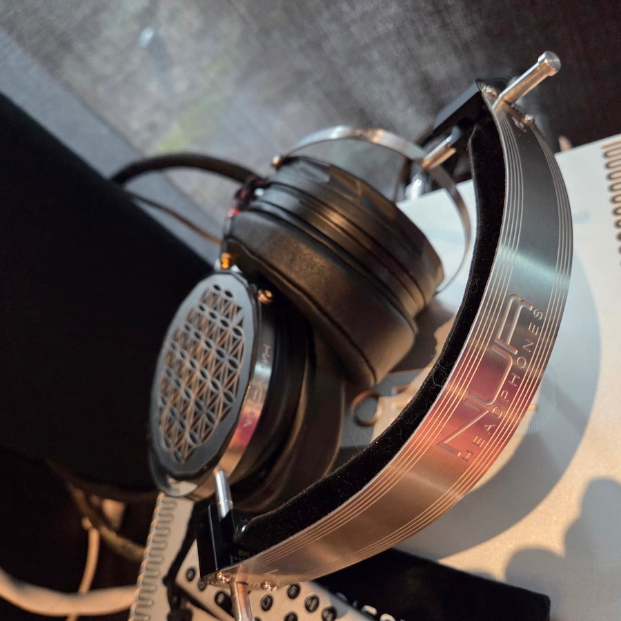 nur-harmonia-headphones-angle-headband