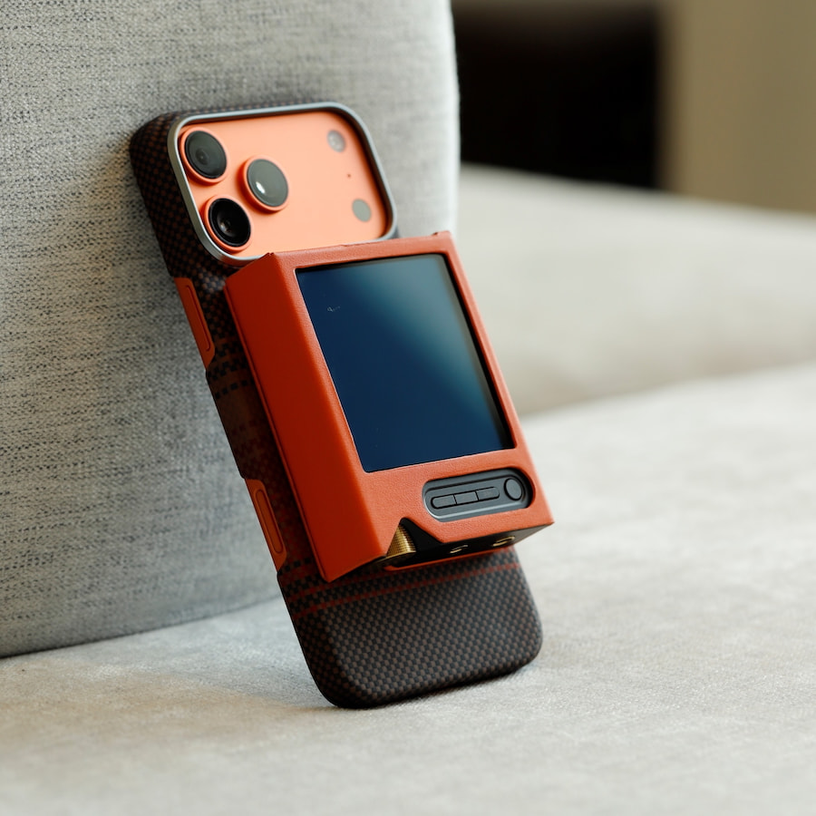 onix-tocata-xm2-dap-case-with-iphone