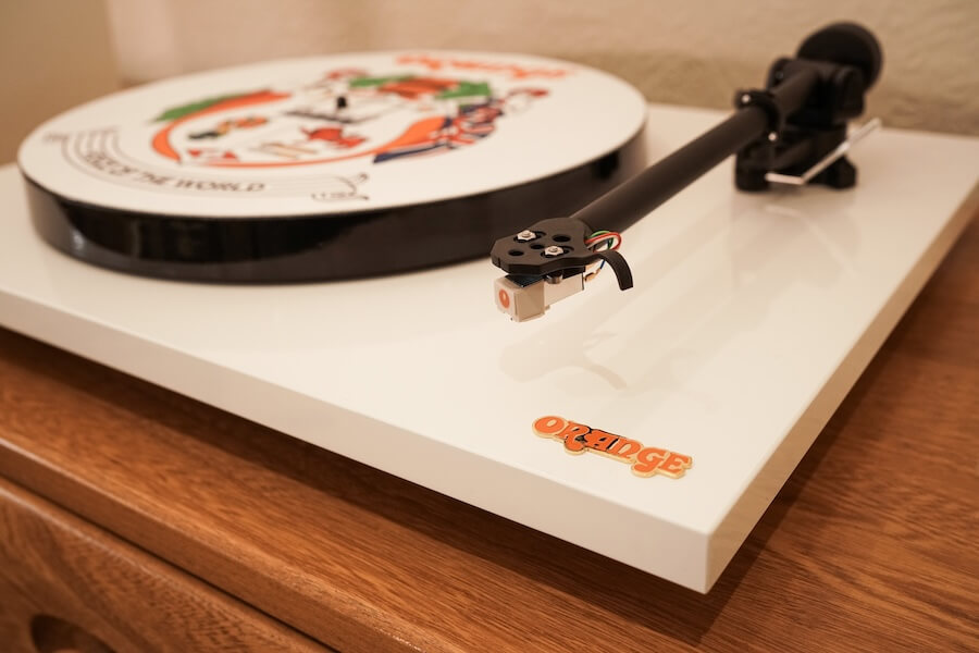 orange-amps-o-turntable-corner