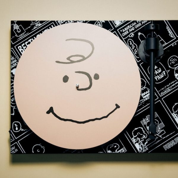 Pro-Ject Peanuts 75th Anniversary Turntable with Charlie Brown Platter