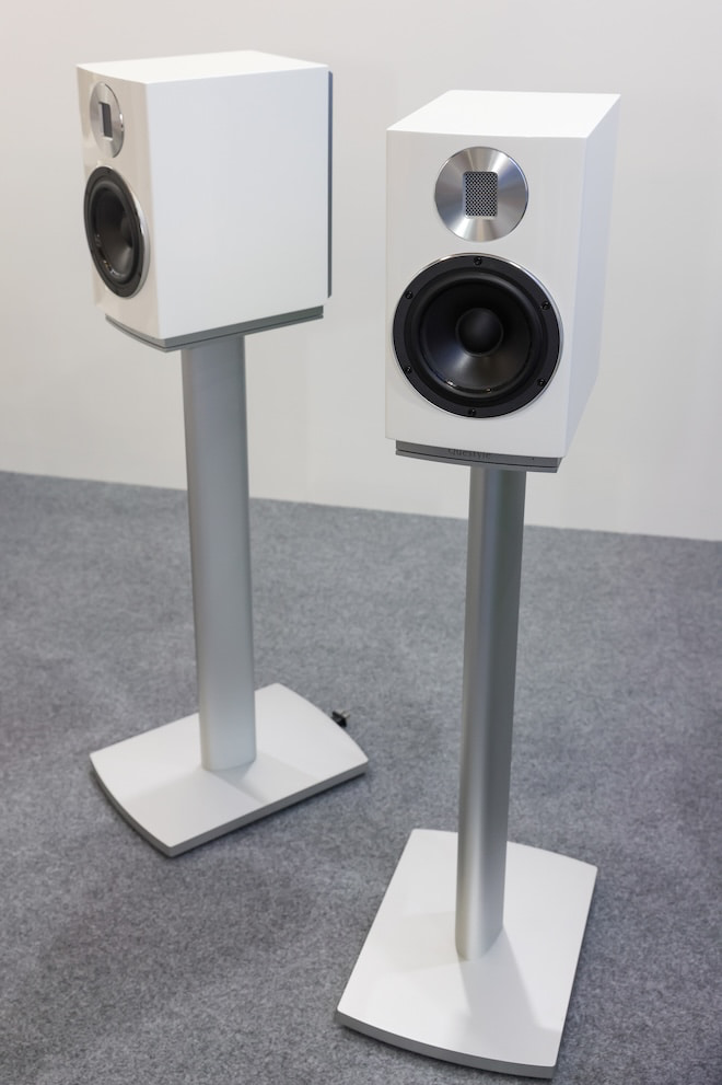 questyle-e5-stand-mount-white-speakers