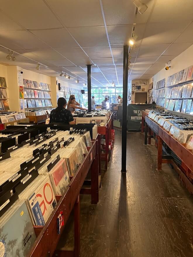 rotar-este récord-tienda-pasillo