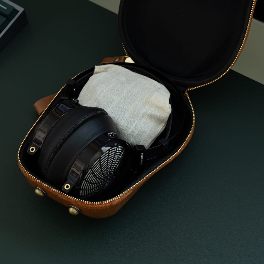sendy-audio-apollo-pro-headphones-inside-case-open