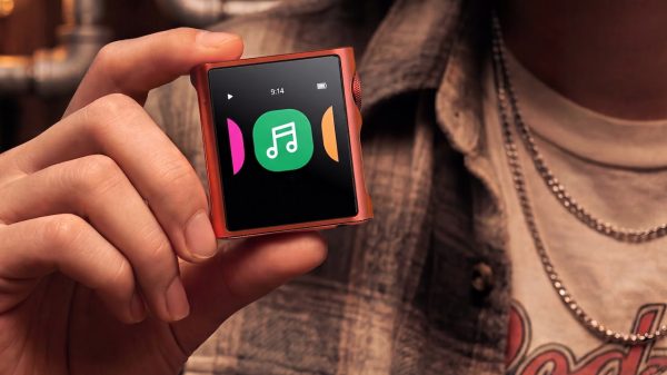 Shanling M0 Pura Portable Music Player in-hand
