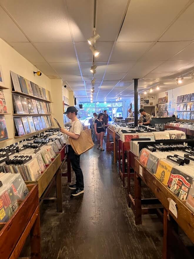 shopping-record-store