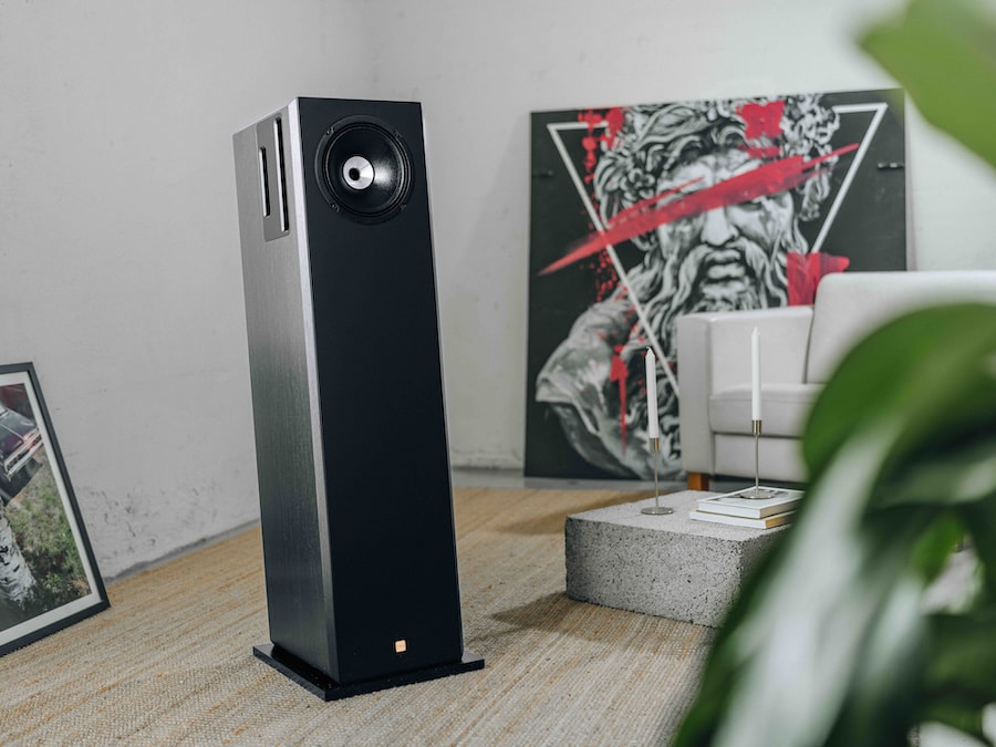 sigberg-saranna-loudspeaker-black-lifestyle