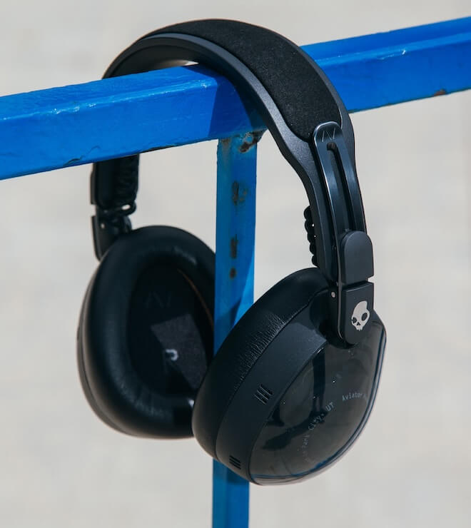 skullcandy-aviator-900-headphones-hanging