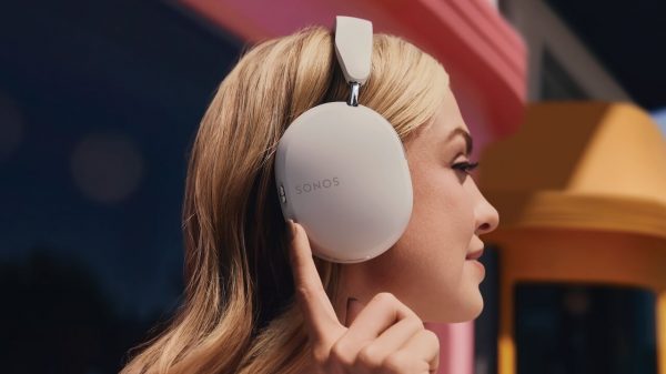 Woman wearing Sonos Ace Headphones in White