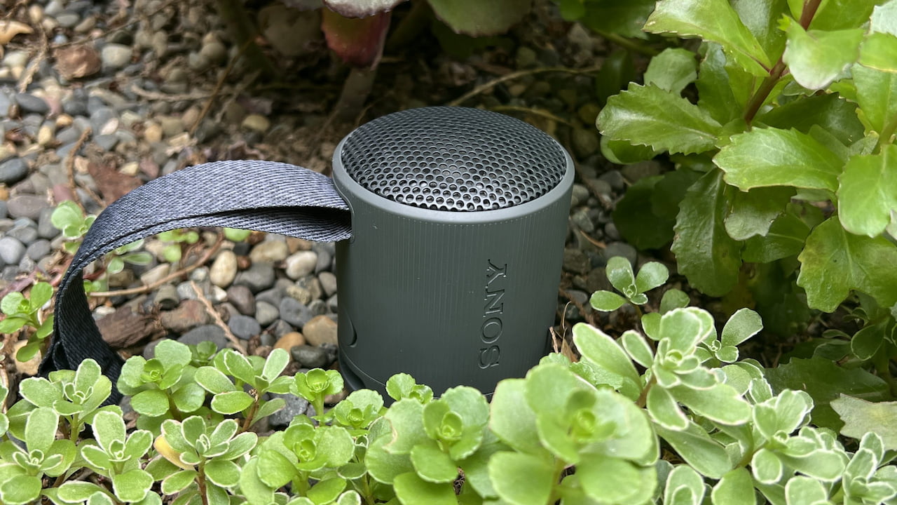 sony-srs-xb100-black-outside