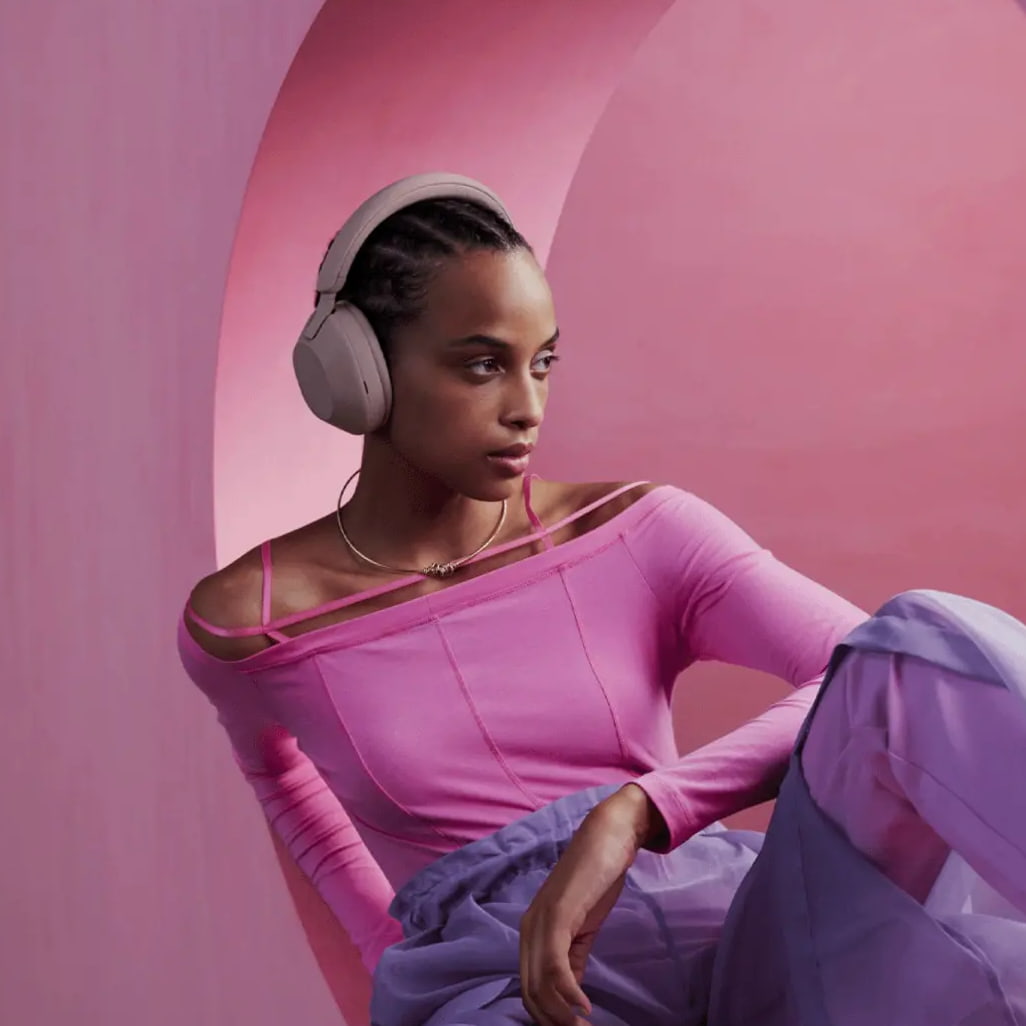 sony-wh-1000xm5-wireless-headphones-smoky-pink-lifestyle