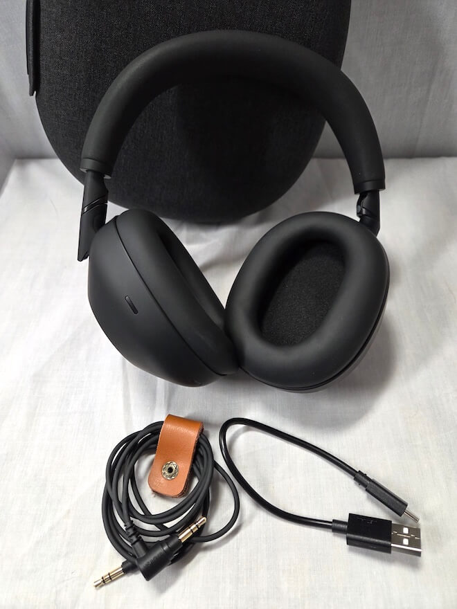 sony-wh-1000xm6-wireless-headphones-cables