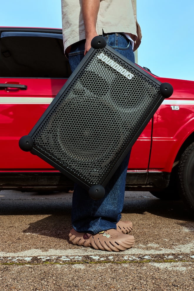 soundboks-mix-party-speaker-carry