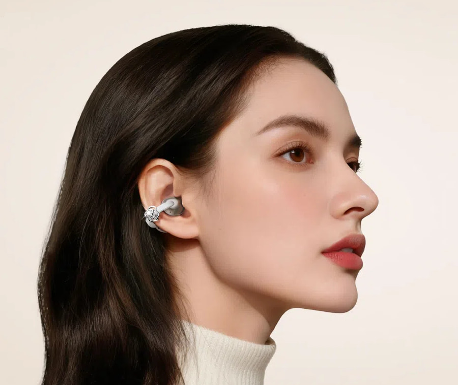 tcl-crystalclip-swarovski-lifestyle-woman