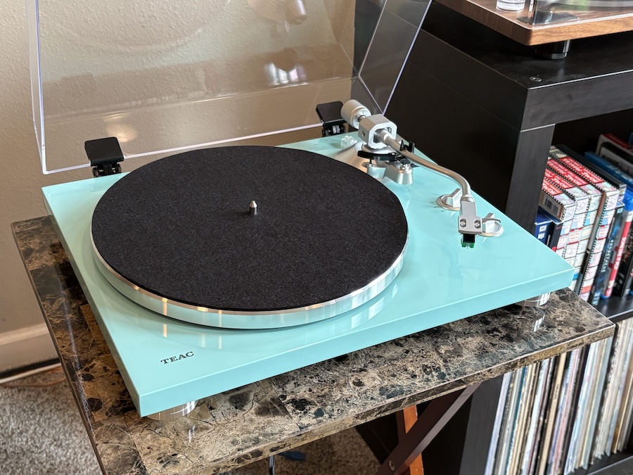 teac-tn-400bt-x-turntable-angle-lid-open