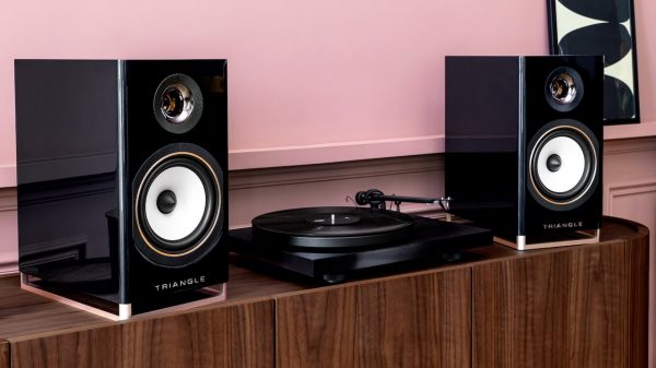 Triangle Capella 2 Wireless Speakers in Black Lifestyle