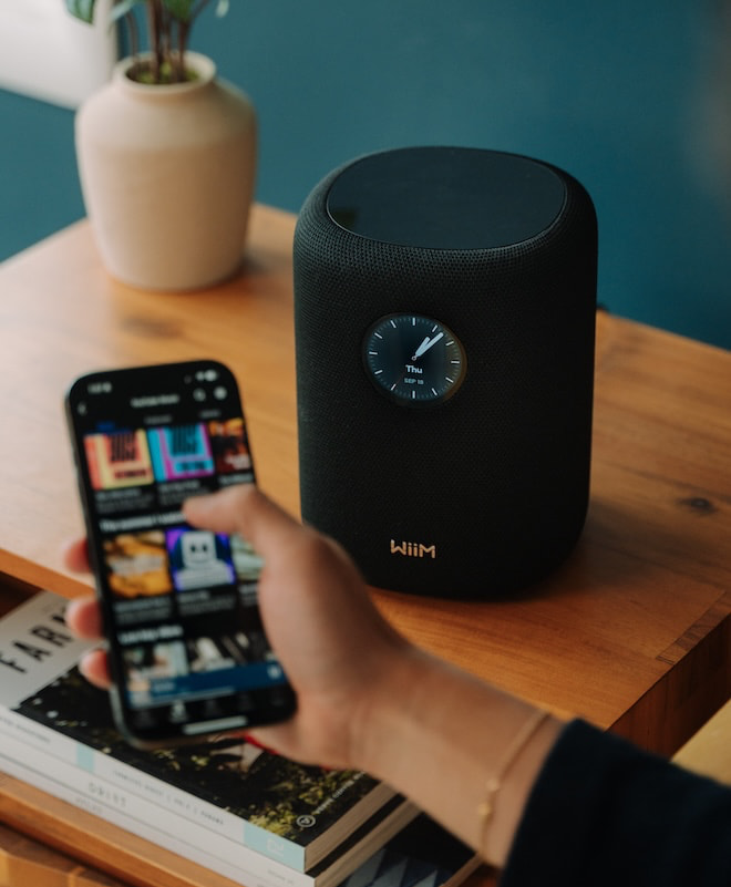 wiim-sound-smart-speaker-black-lifestyle