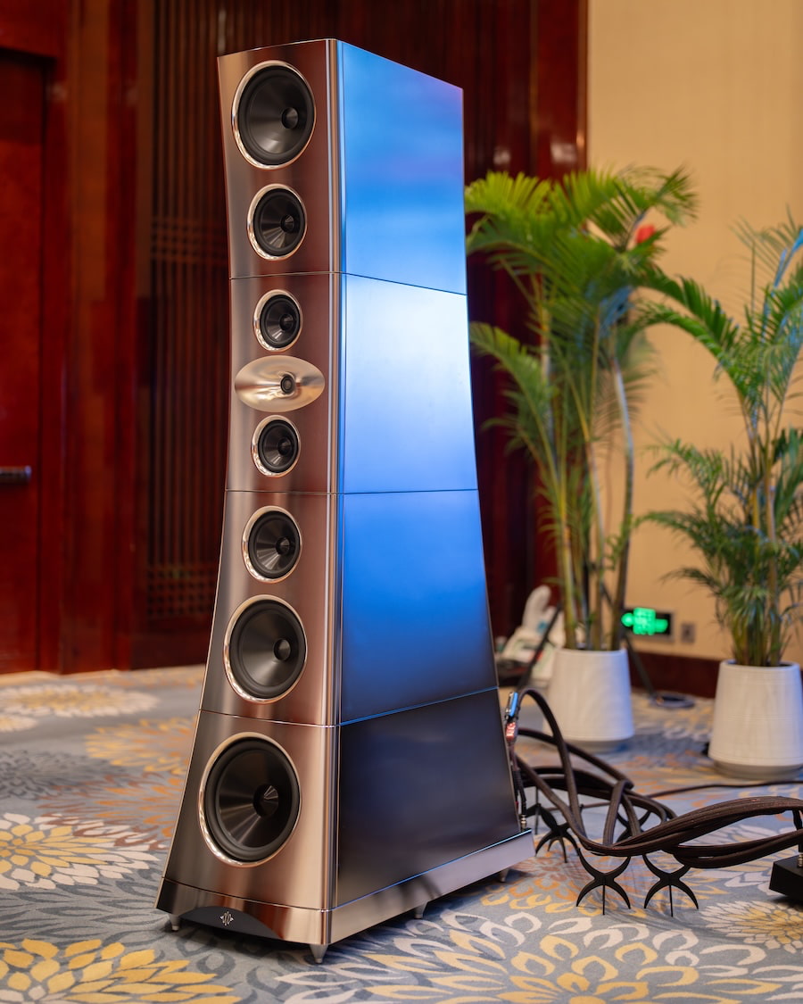 yg-acoustics-titan-loudspeaker-angle